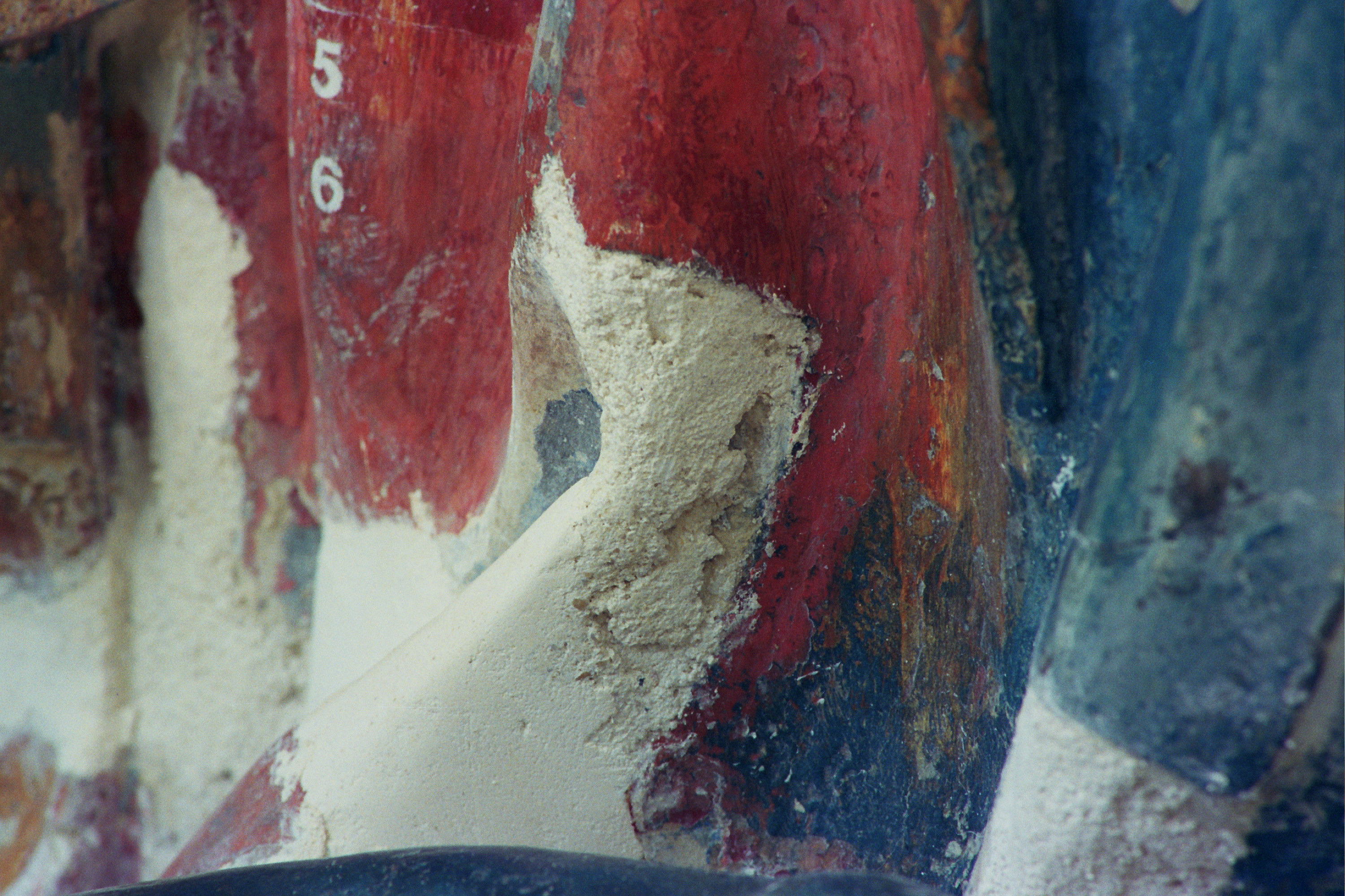 Détail de restauration de sculpture polychrome